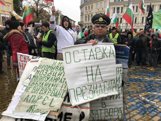 Bulgaristan'da göstericiler sınır kapılarını ve otoyolları trafiğe kapadı