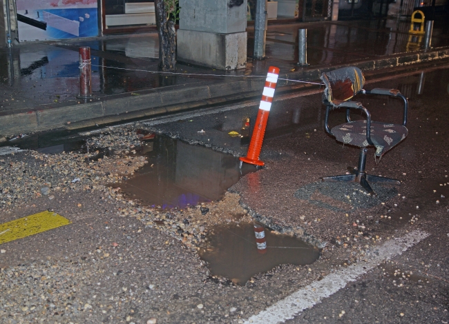 İzmir'in ortasında trafiğe "sandalyeli" koruma