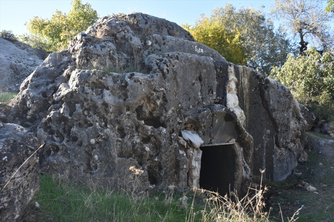 Adıyaman'da Roma dönemine ait kaya mezar bulundu