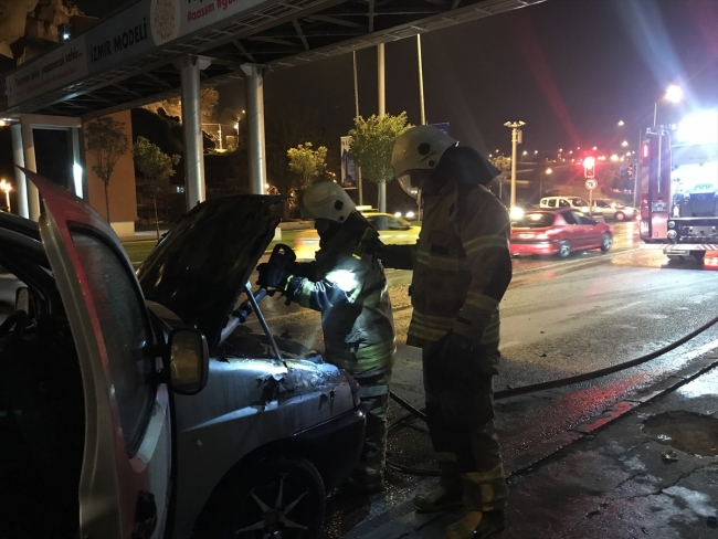 İzmir'de seyir halindeki araç yandı