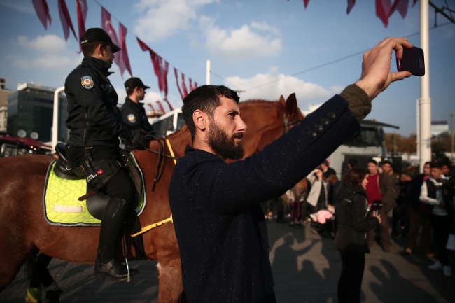 Taksim'de atlı polisler göreve başladı