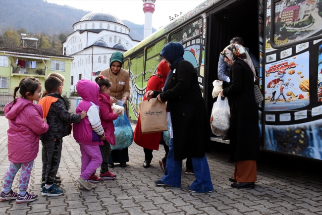 "Sinema otobüsü" Kumru'da çocuklarla buluştu