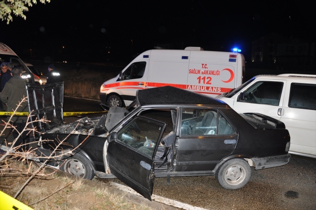 Kırşehir’de otomobil ile minibüs çarpıştı: 2 ölü, 3 yaralı