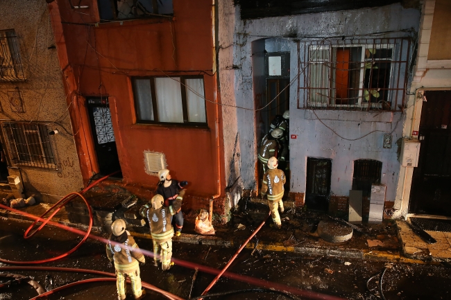 Beyoğlu’nda iki katlı binada yangın