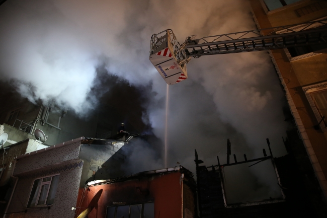 Beyoğlu’nda iki katlı binada yangın