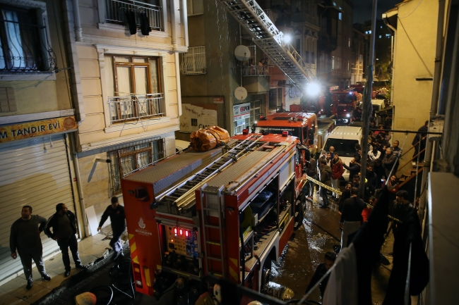 Beyoğlu’nda iki katlı binada yangın