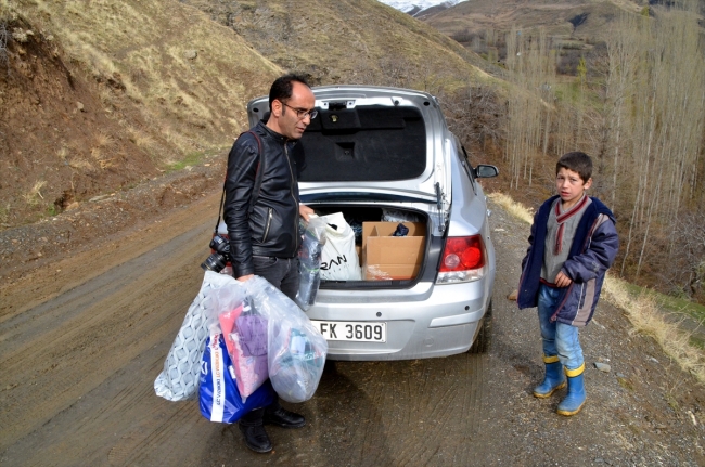 Fotoğraflarını çektiği köy çocuklarını topladığı yardımlarla sevindirdi