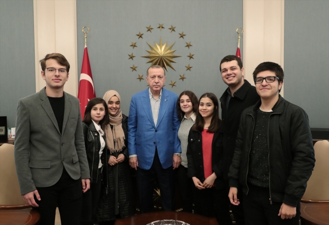 Cumhurbaşkanı Erdoğan çaya davet ettiği öğrencileri Külliye'de ağırladı