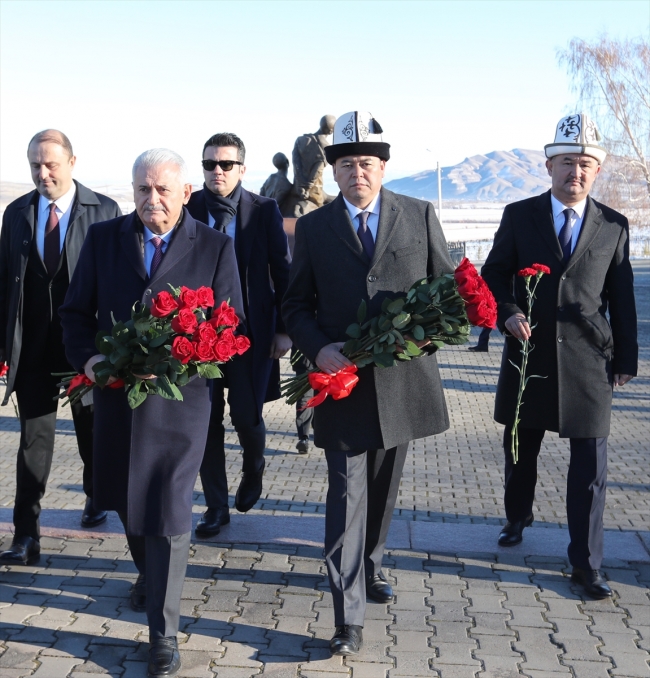 TBMM Başkanı Yıldırım'dan Aytmatov'un kabrine ziyaret