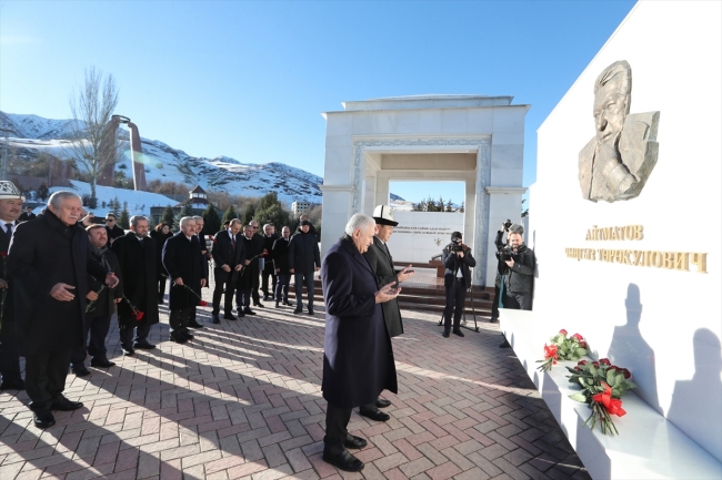 TBMM Başkanı Yıldırım'dan Aytmatov'un kabrine ziyaret