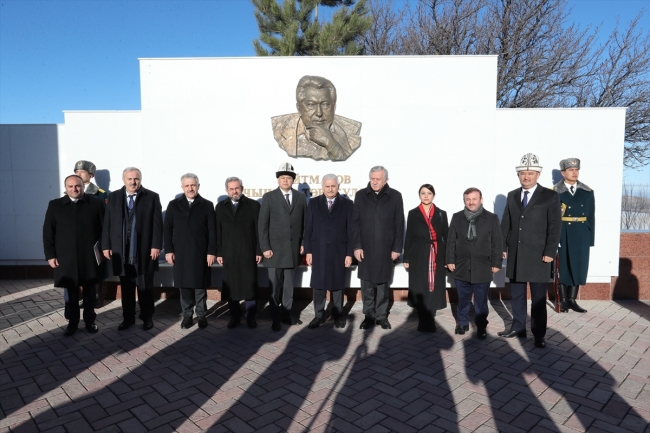 TBMM Başkanı Yıldırım'dan Aytmatov'un kabrine ziyaret