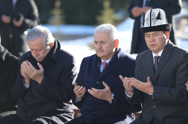 TBMM Başkanı Yıldırım'dan Aytmatov'un kabrine ziyaret