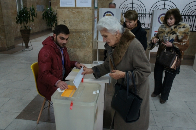 Ermenistan halkı erken seçim için sandık başında