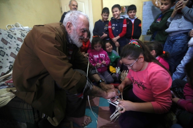 Öğrenciler "Ömer dede"den fındık sepeti örmeyi öğreniyor