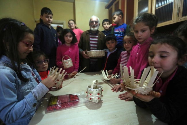 Öğrenciler "Ömer dede"den fındık sepeti örmeyi öğreniyor