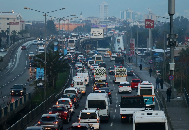 İZBAN'da başlayan grev trafiği felç etti