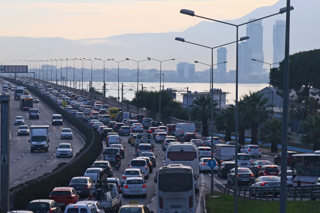 İZBAN'da başlayan grev trafiği felç etti