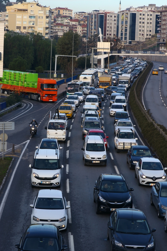 İZBAN'da başlayan grev trafiği felç etti