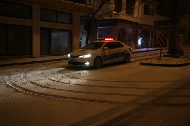 Tekirdağ'da kar yağışı hayatı olumsuz etkiliyor