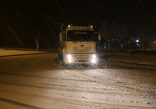 Tekirdağ'da kar yağışı hayatı olumsuz etkiliyor