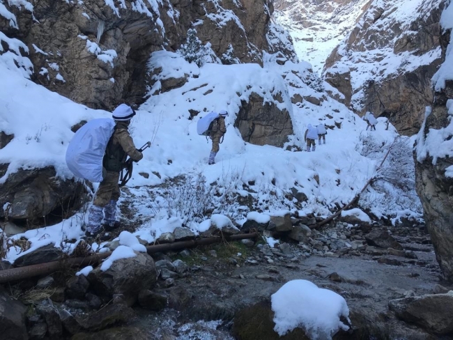 Van'da teröristlere ait sığınaklar yerle bir edildi