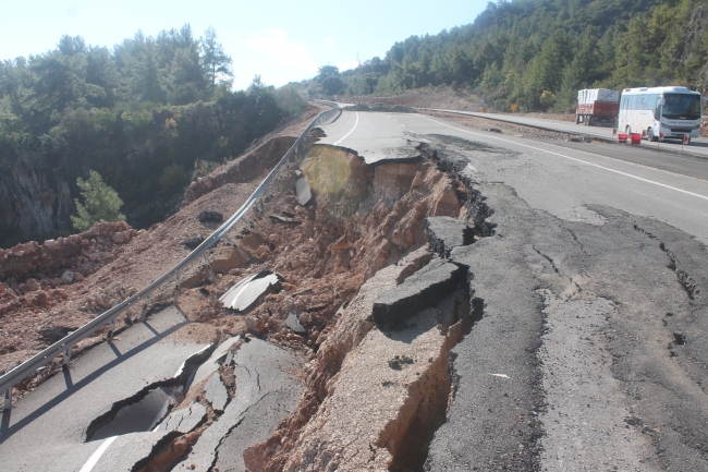 Antalya'da heyelan sonrası yol çöktü