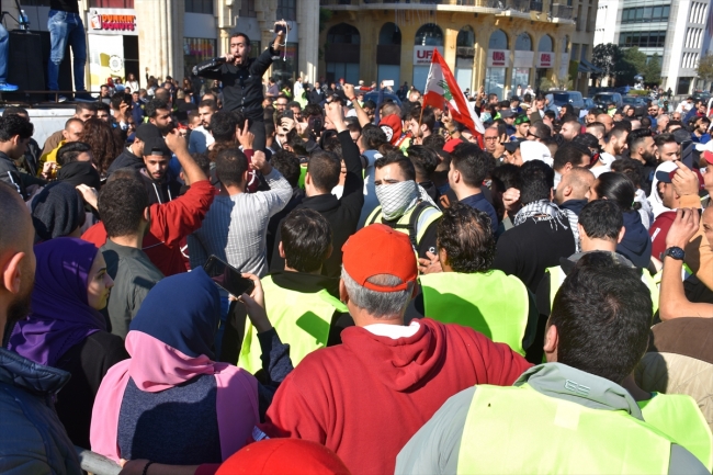 Lübnan'da "sarı yelekliler" gösteri düzenledi