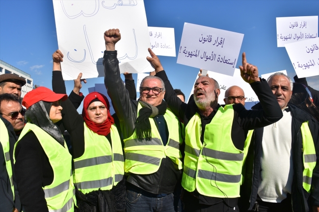 Lübnan'da "sarı yelekliler" gösteri düzenledi