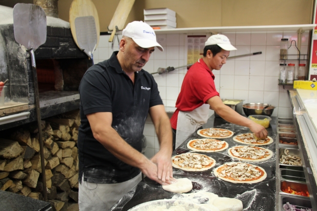 Kanada'da Türk pizzacı evsizlere pizza dağıttı