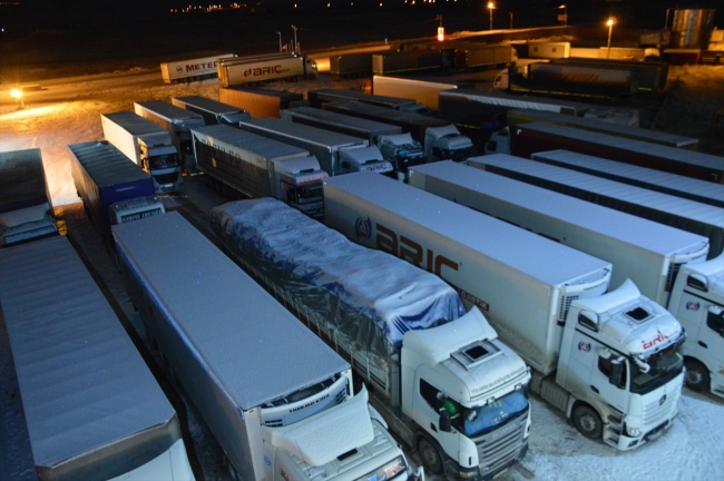 Tendürek Geçidi'nde kar yağışı ve buzlanma