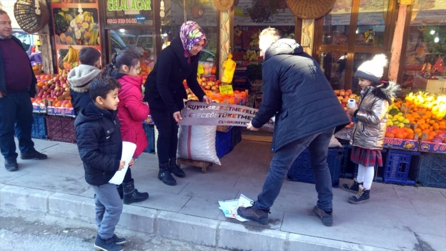 İlkokul öğrencileri, tasarruf bilincini kaldırımlara yansıttı