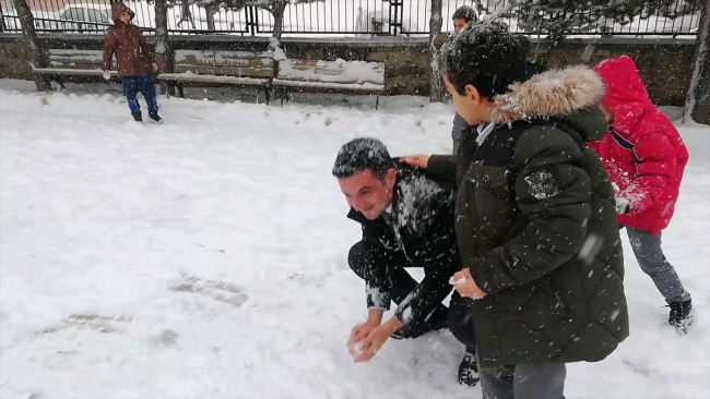 Kaymakam, çocuklarla kar topu oynadı