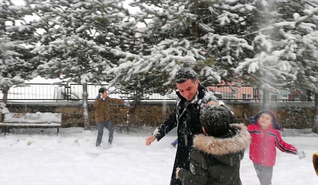 Kaymakam, çocuklarla kar topu oynadı