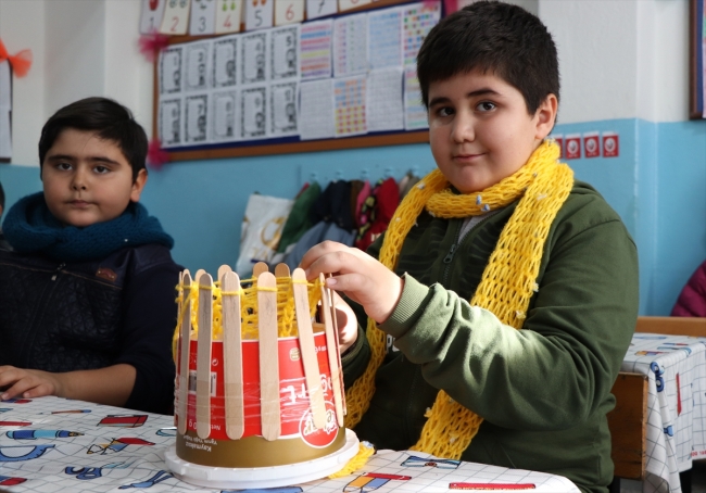 Öğrenciler köy okulundaki arkadaşları için örgü ördü