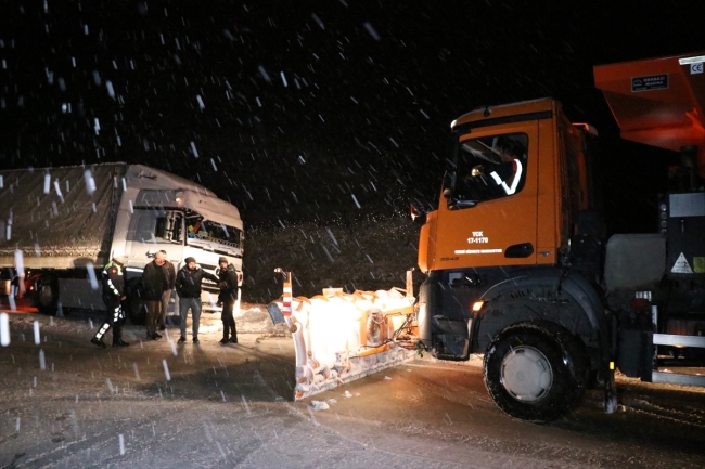 Erzincan'da kar ve buzlanma ulaşımı olumsuz etkiledi