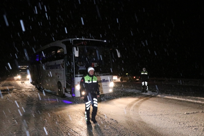 Erzincan'da kar ve buzlanma ulaşımı olumsuz etkiledi