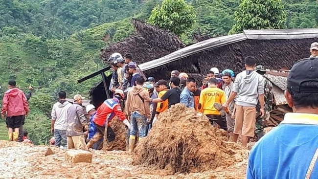 Endonezya'daki heyelanda ölü sayısı 15'e yükseldi