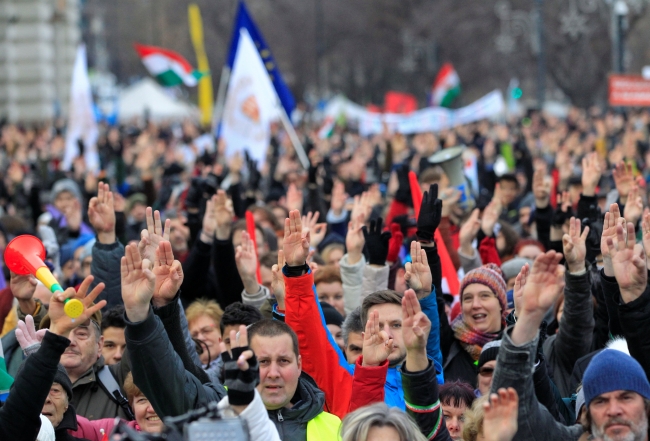 Macaristan'da "köle yasası" protestoları sürüyor