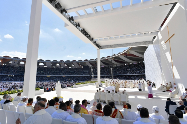 Papa Franciscus BAE'de düzenlenen ilk ayini yönetti