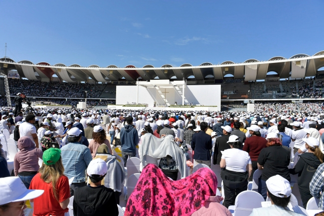 Papa Franciscus BAE'de düzenlenen ilk ayini yönetti