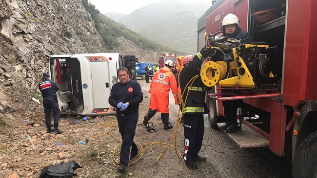 Antalya'da yolcu midibüsü devrildi