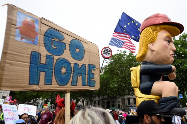 İngiltere'de on binlerce kişi Trump'ı protesto için toplandı