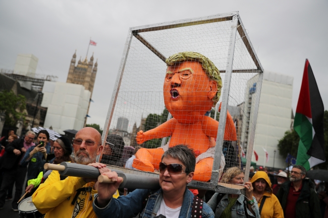 İngiltere'de on binlerce kişi Trump'ı protesto için toplandı