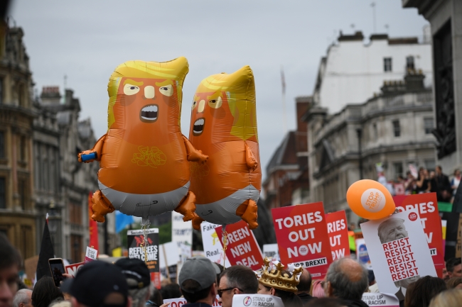 İngiltere'de on binlerce kişi Trump'ı protesto için toplandı