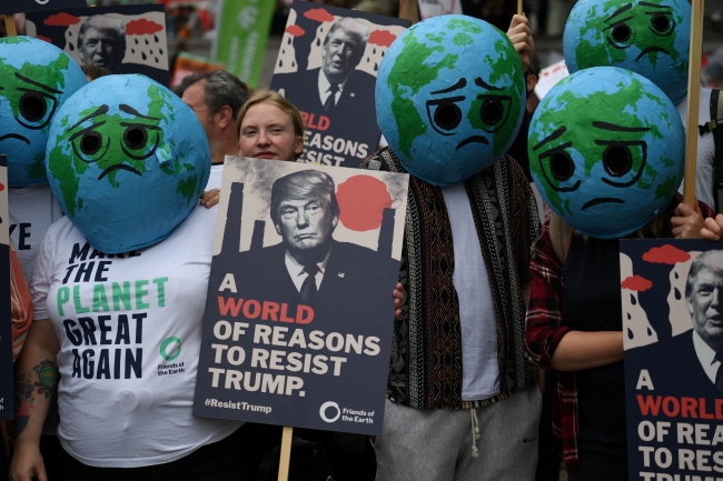 İngiltere'de on binlerce kişi Trump'ı protesto için toplandı