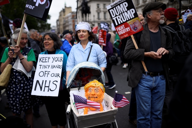 İngiltere'de on binlerce kişi Trump'ı protesto için toplandı