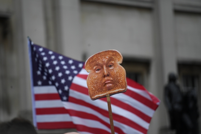 İngiltere'de on binlerce kişi Trump'ı protesto için toplandı