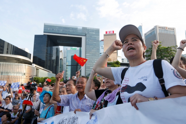 Hong Kong'da polise destek gösterisi düzenlendi