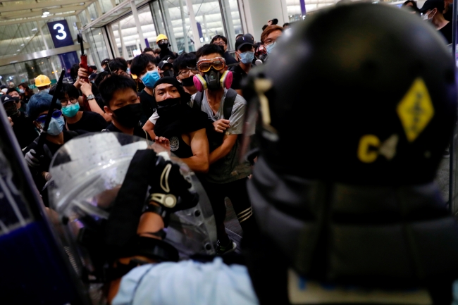 Hong Kong'da protestocular ile polis arasında çatışma çıktı