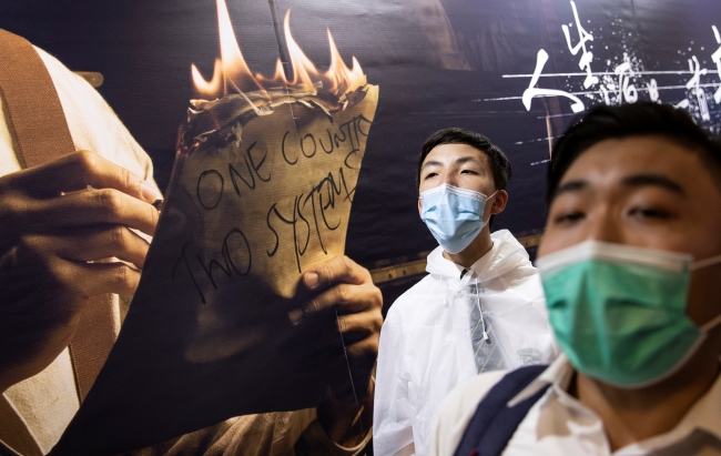 Hong Kong'da protestocu öğrenciler derslere girmedi